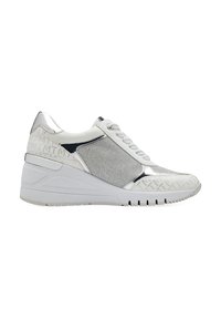 Sneaker bianco con accenti argento, pannelli di tessuto texturizzato e suola a zeppa. Presenta un design con lacci e dettagli decorativi sulla punta.