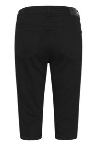 Μαύροι κοντοί παντελόνια με δύο πίσω τσέπες, θηλιές για ζώνη και μαύρο λογότυπο στην ζώνη, εμφανίζονται από πίσω.