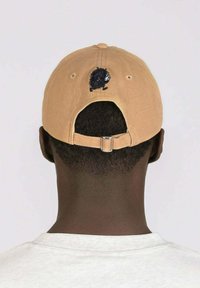 Khaki baseball-lippalakki, jossa on brodeerattu musta siili-design takana, säädettävä metallihihna ja pehmeä puuvillakangas.