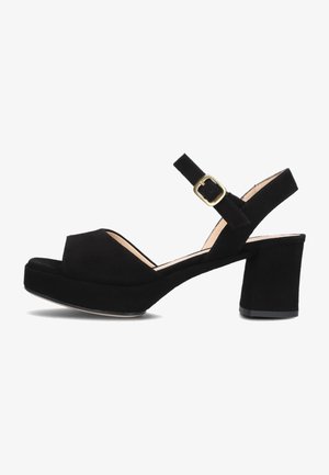 Zwarte suède plateau-sandalen met een open teen, enkelbandje en gouden gesp, voorzien van een chunky hak en een gladde textuur.