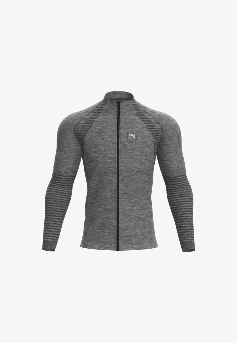 Haut de sport gris à manches longues avec fermeture éclair, rayures texturées sur les manches et les épaules, et un petit logo sur le côté gauche de la poitrine.