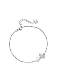 Srebrno-tonowy bransoletka z łańcuchowym wzorem, ozdobiona dwoma zawieszkami w kształcie motyli; jedna z nich jest zdobiona przezroczystymi kamieniami dla dodatkowego detalu.
