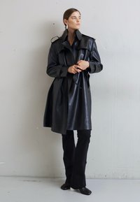 Norma Kamali DOUBLE BREASTED - Trenchcoat - black