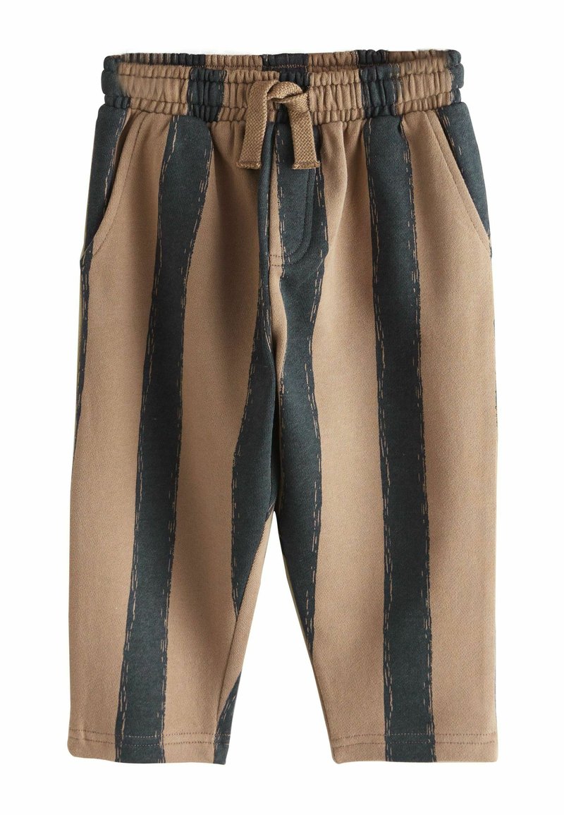 Barna melegítőnadrág függőleges sötétkék csíkokkal, rugalmas derékpánttal, amely húzózsinórral van ellátva, valamint oldalsó zsebekkel. Puha anyagú textúra.