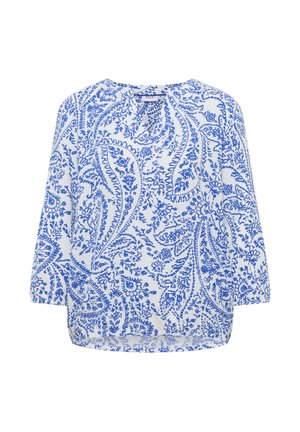 Biała bluzka z niebieskimi, misternymi wzorami paisley i kwiatowymi, dekolt w szpic oraz rękawy o długości do łokcia.