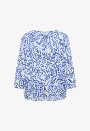 Weiße Bluse mit blauen, filigranen Paisley- und Blumenmustern, V-Ausschnitt und dreiviertellangen Ärmeln.
