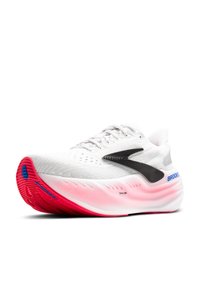 Zapatilla deportiva blanca con un acento negro, parte superior texturizada y una suela con degradado de rosa a rojo. Presenta un logo en el lateral y un diseño transpirable.