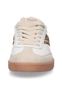 Weiße Leder-Sneaker mit beigen Wildlederakzenten, ausgestattet mit strukturierten Seitenpaneelen und beigen Schnürsenkeln, Gummisohle in Kaugummifarbe und Logo auf der Zunge.