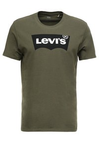 Olivengrøn Levi's T-shirt med korte ærmer, der har et sort rektangulært logo og hvid tekst med "Levi's" centreret på brystet.