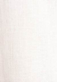 Lichtgewicht, geweven stof met een subtiele textuur; off-white kleur met een lichte glans; geschikt voor verschillende textieltoepassingen.