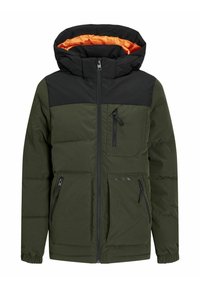 Oliven grøn polstret jakke med en sort øverste del, orange inderside og flere lynlåslommer foran. Hætte-design.
