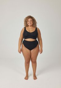 Czarny dwuczęściowy zestaw bielizny, składający się z biustonosza na szerokich ramiączkach oraz wysokich majtek, o gładkiej teksturze i minimalistycznym designie.