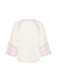 Blusa bianca con accenti ricamati rosa sulle maniche e sul collo, caratterizzata da una vestibilità rilassata e maniche a campana a tre quarti.
