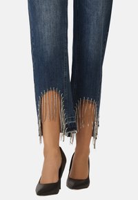 Apart MIT KRISTALLSTEINEN - Vaqueros slim fit - mittelblau