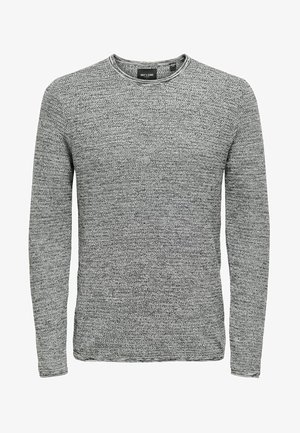 Maglione grigio a maniche lunghe in maglia con scollo tondo e motivo testurizzato, etichettato "Only & Sons" all'interno del colletto.