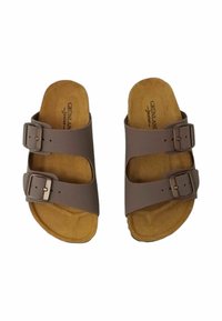 Sandali slip-on marroni con due fasce regolabili, fibbie argentate e una soletta in materiale simile al sughero; materiale superiore liscio e suola texturizzata.