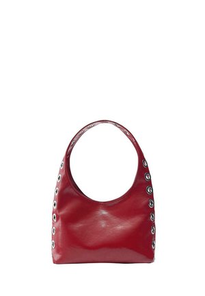 Červená kožená kabelka cez rameno so širokým popruhom a striebornými kovovými očkami po bokoch a na popruhu.