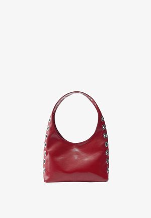 Sac à bandoulière en cuir rouge avec large sangle et œillets métalliques argentés le long des côtés et de la sangle.