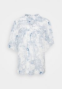 Blusa bianca con motivo floreale astratto blu, maniche corte, scollo arricciato, texture leggera e vestibilità morbida.