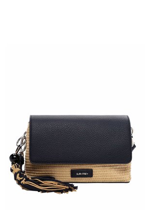 Clutch met zwarte, gestructureerde klep, gevlochten beige body, zwart-beige kwastje en zilverkleurige hardware, met het label "SURI FREY" aan de voorkant.