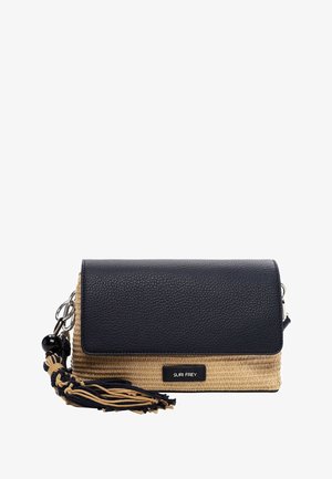 Käsilaukku, jossa musta kuvioitu läppä, beige kudottu runko, musta- ja beigetupsu sekä hopeanväriset metalliosat, etupuolella merkki "SURI FREY".