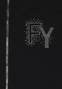 Sudadera negra con cremallera y capucha, con adornos de pedrería que forman las letras "FY" en el lado izquierdo del frente, con una textura de tela suave.