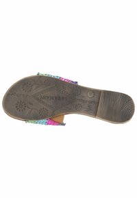 Parte superior multicolor tejida con acentos en rosa, verde y azul; suela marrón texturizada con patrones florales y geométricos; diseño plano.