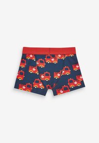 Boxershorts in marineblauw met een rode elastische tailleband, voorzien van een patroon van rode brandweerwagens met gele en witte accenten.