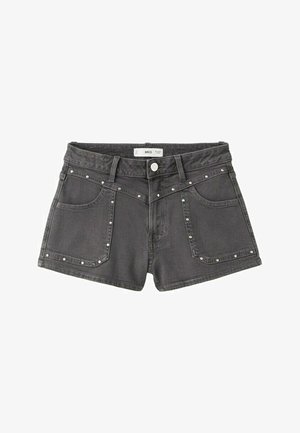 Čierne džínové šortky s prednými vreckami, striebornými cvočkami zdobiacimi okraje vreciek a pásu, a zapínaním na gombík vpredu.