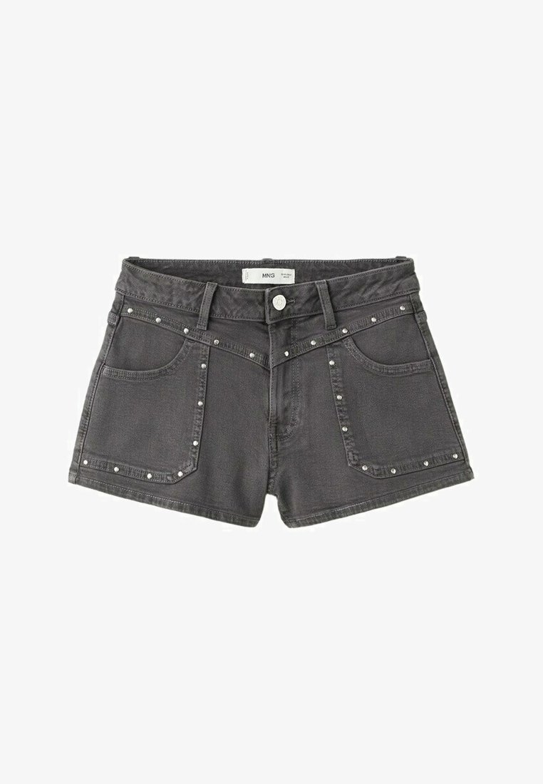 Shorts en denim noir avec poches avant, détails en clous argentés le long des bords des poches et de la ceinture, et une fermeture à bouton à l'avant.