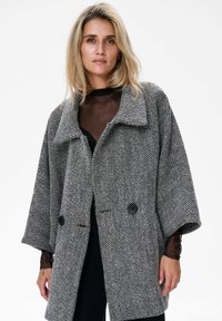 Grijs visgraat coat met brede mouwen, grote kraag en twee zwarte knopen, met een gestructureerde stof en een relaxte pasvorm.