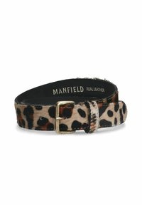 Leren riem met luipaardprint, voorzien van een gouden metalen gesp en een gladde afwerking, met een zwarte binnenkant en "MANFIELD REAL LEATHER" geperst aan de binnenkant.