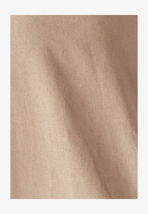 Beidzīgs, teksturēts audums rāda mīkstu, austu virsmu ar vieglām krokām, ideāli piemērots apģērbiem vai mājas tekstilam.