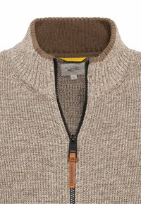Brauner Strickpullover mit hohem Kragen, halblanger Reißverschluss und strukturiertem Stoff. Verfügt über einen schwarzen Reißverschluss und ein braunes Lederakzent am Zipper.