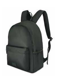 Czarny nylonowy plecak z dwoma regulowanymi paskami na ramiona, przednią kieszenią, zaokrąglonym górnym brzegiem i gładką fakturą. Na przedniej stronie znajduje się mała naszywka z logo.