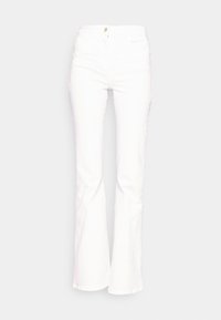 Jeans acampanados blancos hechos de mezclilla con cierre de botón, dos bolsillos delanteros y textura lisa. Los bajos tienen un acabado de corte recto.