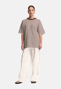 ST MRLO VACATION - Apdrukāts T-krekls - chocolate stripe