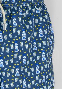 Shorts da bagno blu con un motivo ripetuto di occhiali, bottiglie e limoni. Include una vita elastica e un cordoncino.