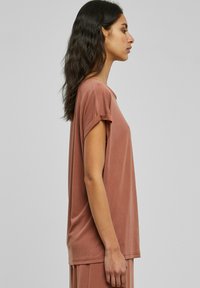 Urban Classics EXTENDED SHOULDER - Basic T-shirt - terracotta
