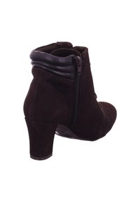 Braune Wildlederstiefelette mit runder Zehenpartie, niedrigem Absatz, seitlichem Reißverschluss und einer gerafften Akzentuierung am Kragen für einen strukturierten Look.