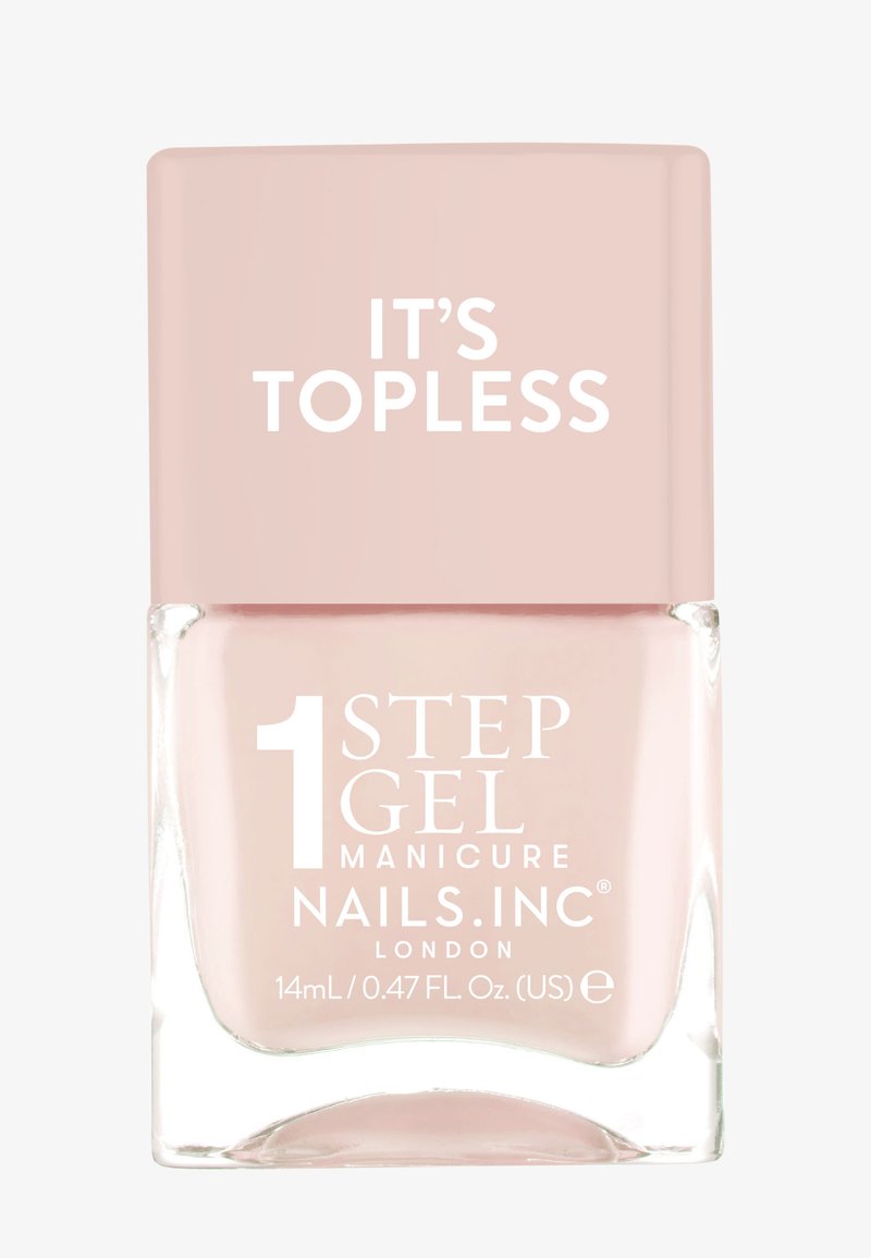 Nails.INC 1 Stap Gel nagellak in lichtroze, 14 mL. Vierkante glazen fles met een afgeronde dop waarop in witte tekst "IT’S TOPLESS" staat.