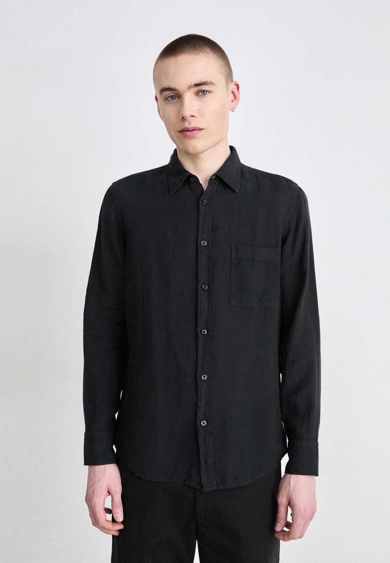 Camicia nera a maniche lunghe in tessuto leggero, caratterizzata da un design con bottoni, colletto e taschino sul petto. Taglio con orlo curvo.