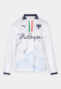Weißes Langarm-Trikot mit gestreiftem Design, das blaue Wolkenmuster, grüne und rote Streifen sowie den Text "KidSuper" zeigt. Marinefarbene Akzente am Kragen.