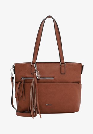 Bolso de mano de cuero marrón con dobles asas, bolsillos frontales con cremallera, un accesorio largo con borla y una correa de hombro extraíble.