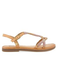 Sandal de piel color marrón con suela plana, que presenta tiras entrelazadas adornadas con pequeños y brillantes strass y cierre de hebilla.