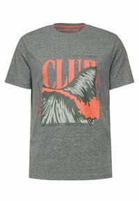 Šedé tričko s krátkým rukávem, které se vyznačuje odvážným korálovým a šedým grafickým designem se slovem "CLUB" a vlnkovými vzory na přední straně.