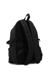 Zaino nero con retro in rete imbottita, spallacci regolabili, tasca laterale e design minimalista caratterizzato da un tessuto resistente.