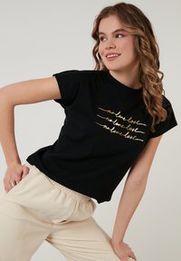 LELA REGULAR FIT - Apdrukāts T-krekls - black