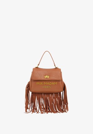 Borsa a mano in pelle marrone con manico superiore, chiusura dorata, dettagli con frange lunghe e scritta "RUE MADAM PARIS" sul davanti.