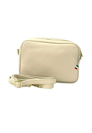 Cremefarbene Leder-Crossbody-Tasche mit strukturiertem Finish, goldenen Hardware-Elementen und abnehmbarem Tragegurt. Mit einem kleinen Detail der italienischen Flagge.